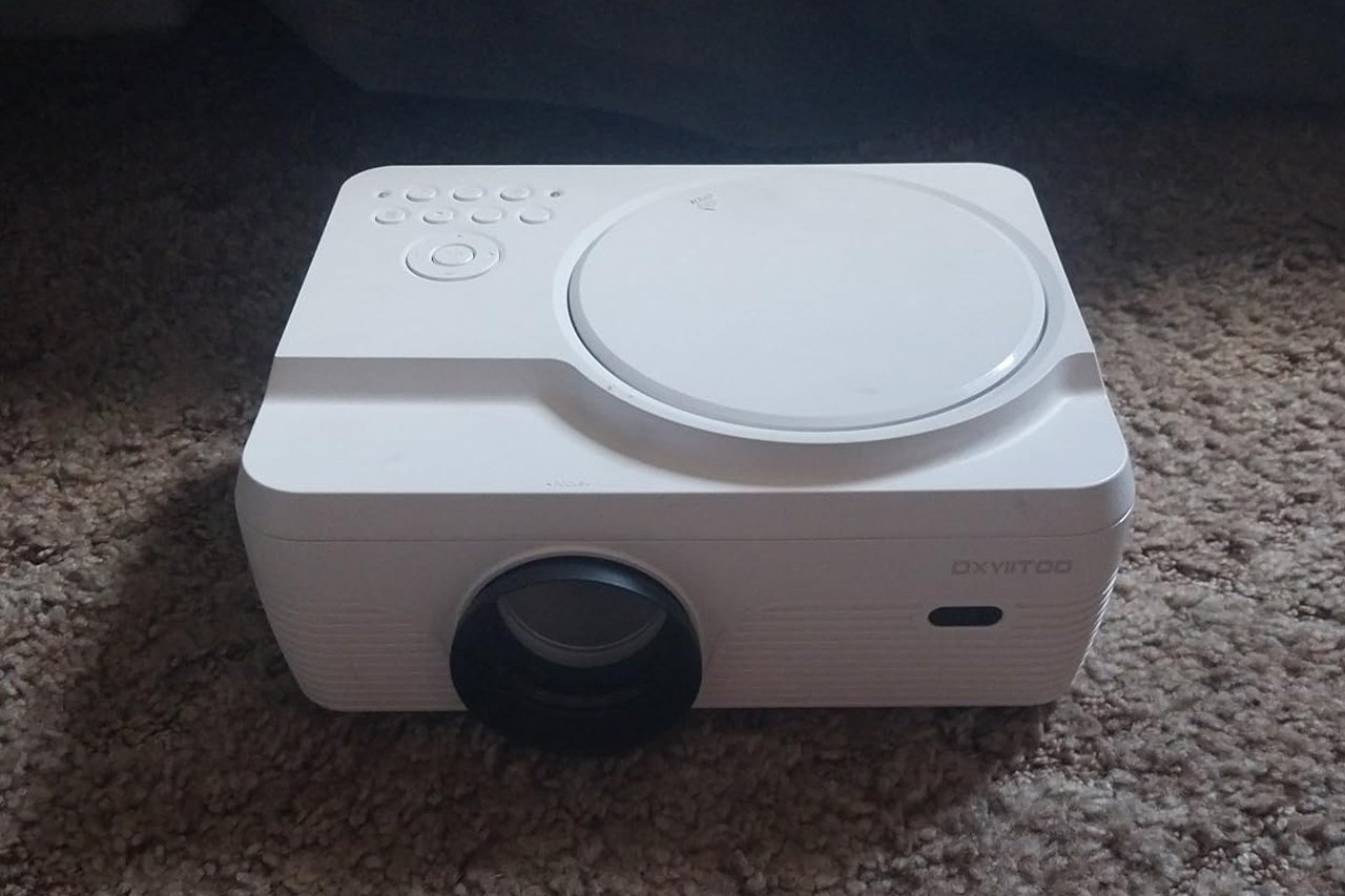 Dxyiitoo 201S Projector Review: 250'' Big Screen Fun for Family Nights